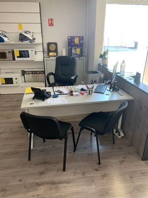 un bureau avec deux chaises et un ordinateur portable dessus