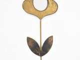 une fleur en métal avec un miroir au centre