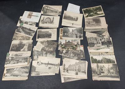 un grand nombre de cartes postales anciennes qui se trouvent sur la table