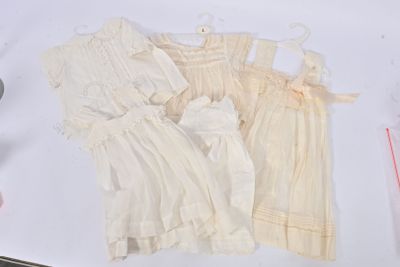 trois vêtements posés sur une table