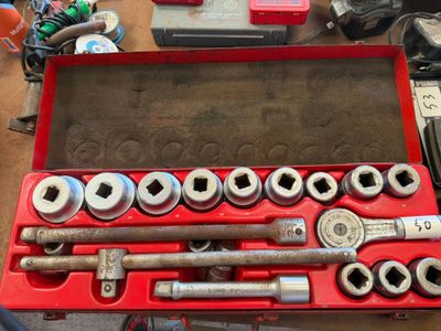 une boîte à outils rouge contenant un jeu de clés Wren