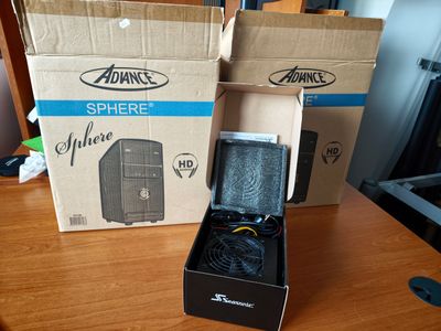 une boîte contenant un ventilateur, posée sur une table