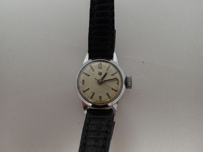 LIP. Montre de dame, boîtier en acier numéroté 407223 et bra…