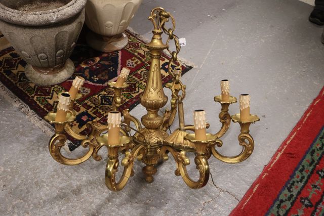 Lustre en bronze doré à huit branches de style rocaille