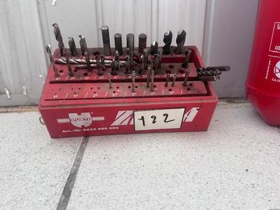 une boîte rouge contenant tout un tas de forets