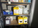 une étagère remplie de différents types de produits d'entretien