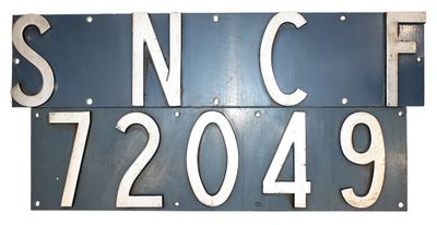 une affiche portant l'inscription « SNCCF » et fixée à un mur