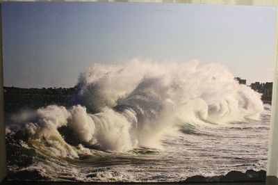 une photo d'une photo représentant une grande vague dans l'océan