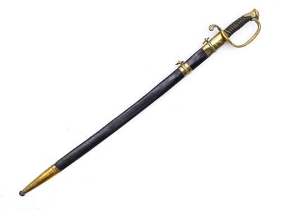 un gros plan d'un stylo noir et doré sur fond blanc