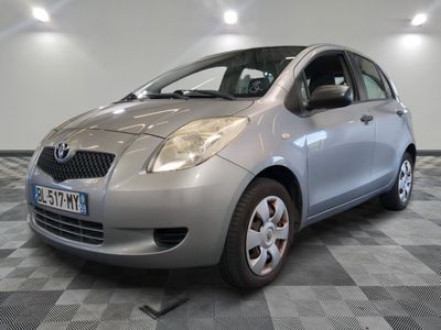 une photo d'une toyota yaris argentée garée sur un sol en damier