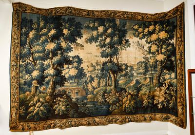 une tapisserie accrochée au mur d'une pièce