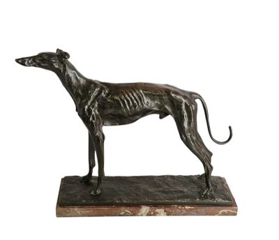 sculpture en bronze représentant un lévrier, posée sur un socle en marbre