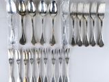 beaucoup de cuillères et de fourchettes en argent sur la table