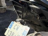 un gros plan d'une moto avec une plaque d'immatriculation