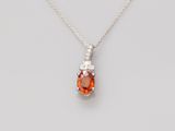 un pendentif en topaze orange et diamants, monté sur une chaîne en argent