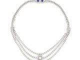 un collier de perles à trois rangs, orné de saphirs et de diamants