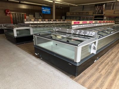 une grande vitrine au milieu d'un magasin