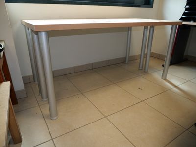 deux tables 160 X 42 chacune, en l'état