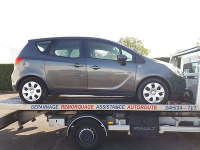 une petite voiture à l'arrière d'une dépanneuse à plateau