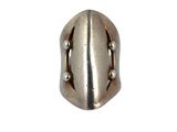 une image représentant une bague en argent sur fond blanc