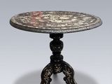 une image représentant une petite table ornée d'un motif floral