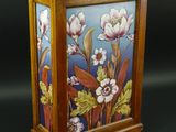 une boîte en bois décorée d'une peinture représentant des fleurs