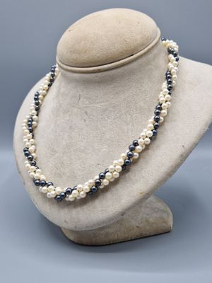 un gros plan d'un collier sur une tête de mannequin