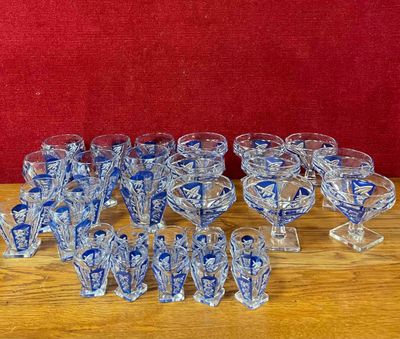 beaucoup de verres posés sur une table en bois