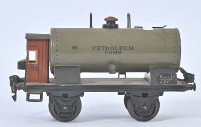 un wagon de petit train avec un char sur le côté