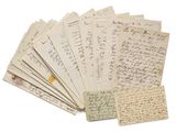 une pile de vieilles lettres manuscrites empilées les unes sur les autres
