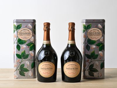 deux bouteilles de champagne posées l'une à côté de l'autre sur une table