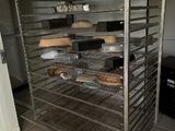 une photo d'une cuisine professionnelle avec une étagère remplie d'aliments