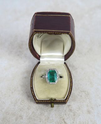 une petite boîte contenant une bague, posée sur une table