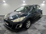 la voiture noire est garée sur un sol en damier dans le garage