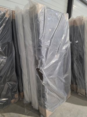 de nombreux matelas emballés dans du plastique dans un entrepôt