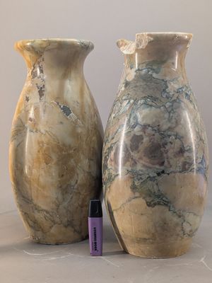 deux vases posés l'un à côté de l'autre sur une table