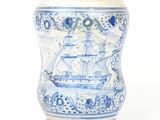 un vase bleu et blanc orné d'un bateau
