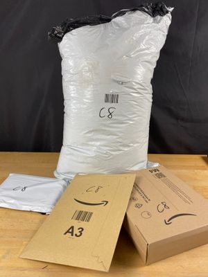 trois sacs blancs posés sur une table en bois