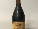 gros plan d'une bouteille de vin sur une surface blanche