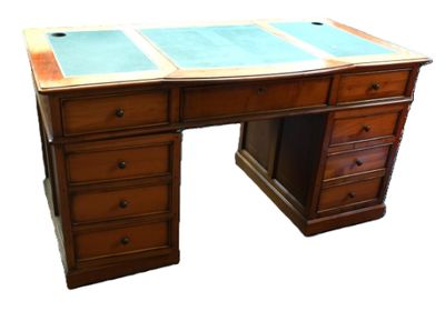 un bureau en bois avec un plateau en verre et des tiroirs