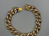 un bracelet en chaîne d'or avec un fermoir en diamant