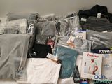 une pile de vêtements posée sur une table