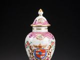 une image représentant un vase rose et blanc orné d'un blason