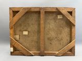 une vieille boîte en bois avec deux portes ouvertes posée sur une surface blanche