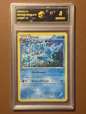 un gros plan d'une carte Pokémon accrochée au mur