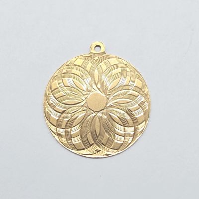 un pendentif plaqué or orné d'un motif floral