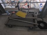 une photo d'un chantier de construction où l'on voit de nombreux engins de chantier