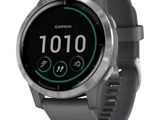 gros plan d'une montre intelligente sur fond blanc