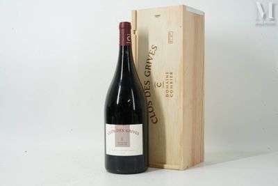 une bouteille de vin posée à côté d'une caisse en bois