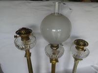 Trois grands pieds de lampe à pétrole en bronze ou laiton. (photo 3)